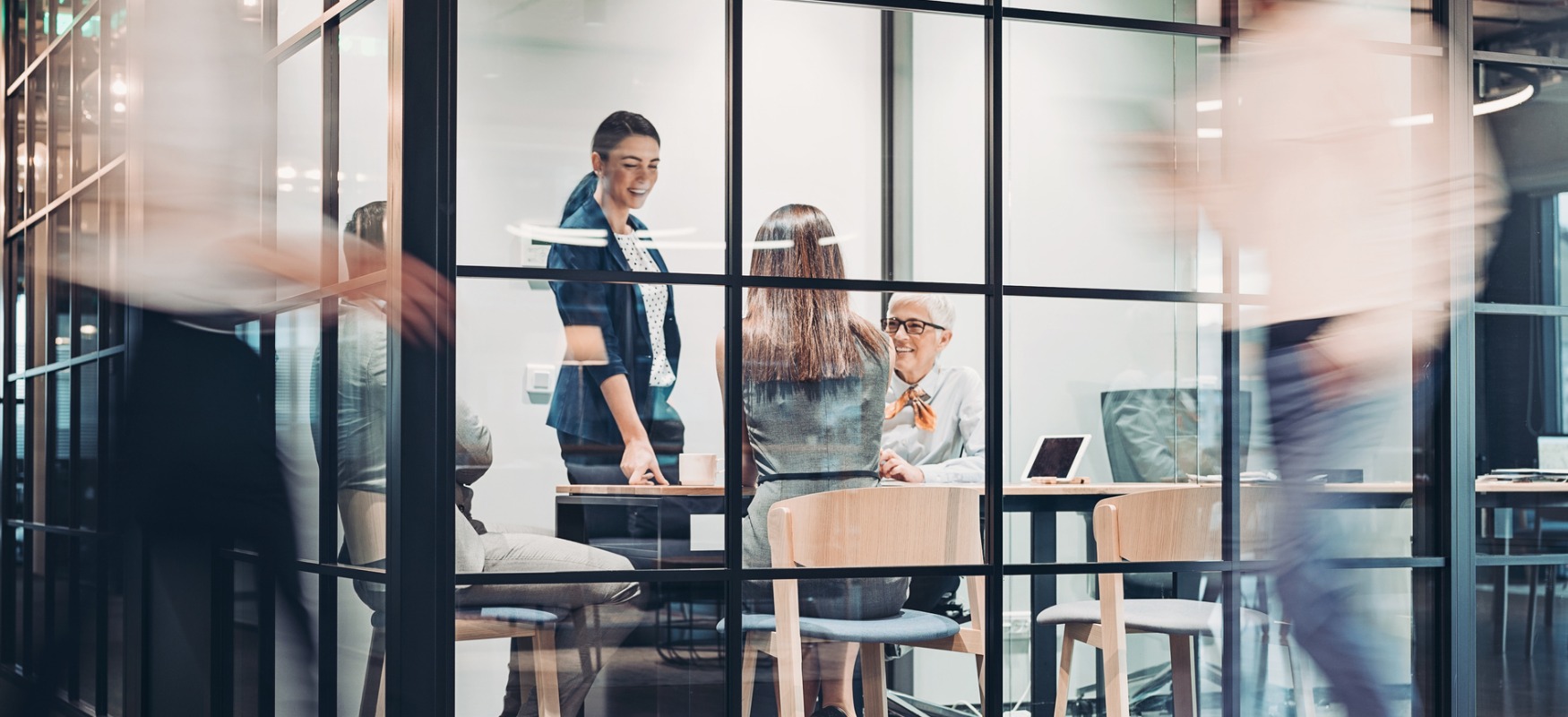 gente reunida en oficina